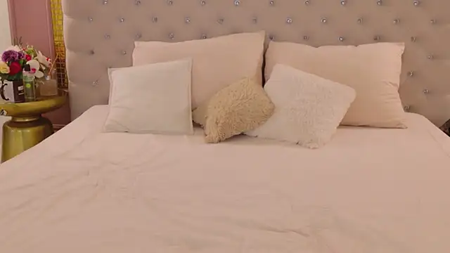 Snapshot of LilyLevine chatting on January 13, 5:02 am LilyLevine online show from January 13, 5:02 am