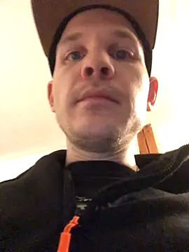 Snapshot of Spielzeugtwink chatting on November 24, 7:57 pm Spielzeugtwink online show from November 24, 7:57 pm