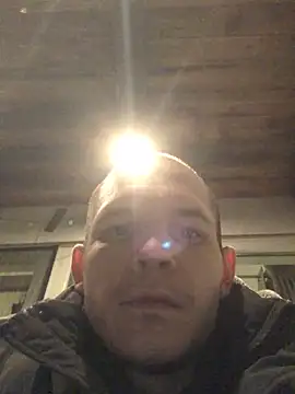 Snapshot of Spielzeugtwink chatting on December 4, 10:40 pm Spielzeugtwink online show from December 4, 10:40 pm