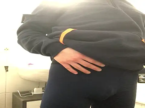 Snapshot of Spielzeugtwink chatting on December 17, 10:05 pm Spielzeugtwink online show from December 17, 10:05 pm