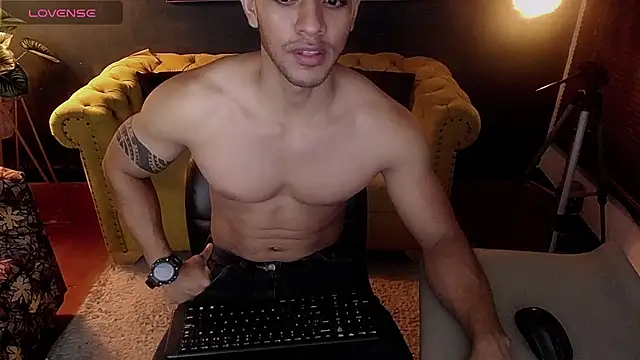 Snapshot of tayler_luke chatting on November 28, 1:30 am tayler luke online show from November 28, 1:30 am