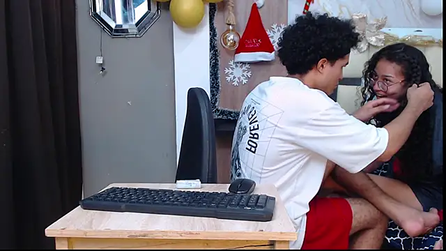 Snapshot of sweett_love_ chatting on November 21, 2:43 am sweett love online show from November 21, 2:43 am