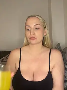 Snapshot of BootyQueenApril chatting on December 13, 10:04 pm BootyQueenApril online show from December 13, 10:04 pm