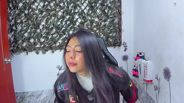 Snapshot of NaommiCampbell chatting on November 21, 9:57 pm NaommiCampbell online show from November 21, 9:57 pm