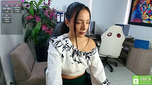 Snapshot of Adri_Miller chatting on April 6, 12:39 pm Adri Miller online show from April 6, 12:39 pm