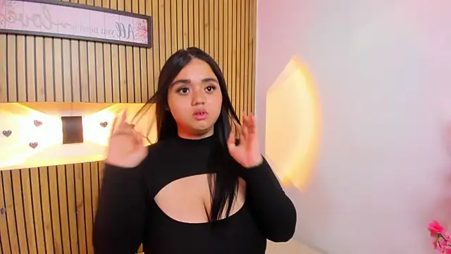 Snapshot of SaraLondon13 chatting on November 21, 10:41 pm SaraLondon13 online show from November 21, 10:41 pm