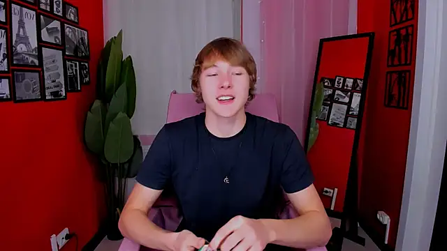 Snapshot of DonaldWoon chatting on December 4, 3:54 pm DonaldWoon online show from December 4, 3:54 pm