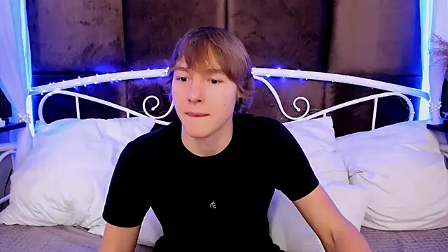 Snapshot of DonaldWoon chatting on December 5, 11:30 am DonaldWoon online show from December 5, 11:30 am