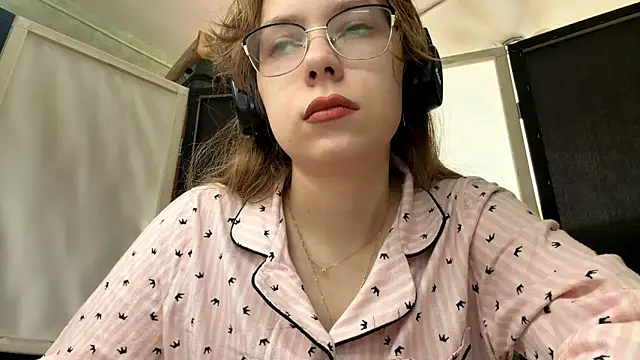 Snapshot of LouettaTornese chatting on November 23, 8:25 am LouettaTornese online show from November 23, 8:25 am