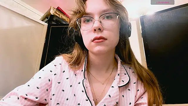 Snapshot of LouettaTornese chatting on November 24, 1:00 pm LouettaTornese online show from November 24, 1:00 pm