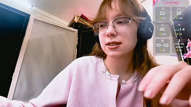 Snapshot of LouettaTornese chatting on November 28, 8:17 am LouettaTornese online show from November 28, 8:17 am