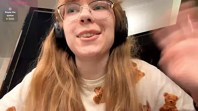 Snapshot of LouettaTornese chatting on December 17, 1:50 pm LouettaTornese online show from December 17, 1:50 pm