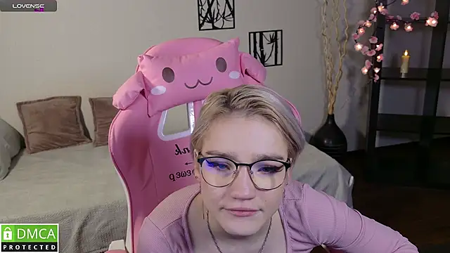 Megan Lora online show from November 21, 8:35 am