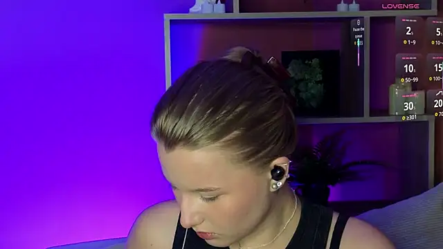 Snapshot of ImiMonroe chatting on June 14, 4:14 am ImiMonroe online show from June 14, 4:14 am