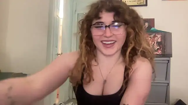 Snapshot of ariapeachy chatting on December 1, 5:45 am ariapeachy online show from December 1, 5:45 am