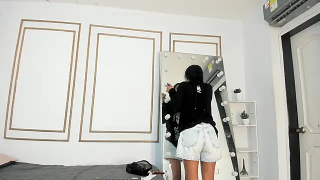 daviana hill online show from February 1, 12:04 pm