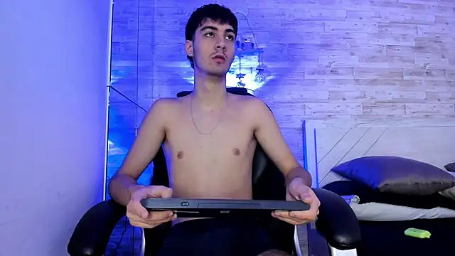 Snapshot of Emir_Ozan_ chatting on December 3, 11:08 am Emir Ozan online show from December 3, 11:08 am