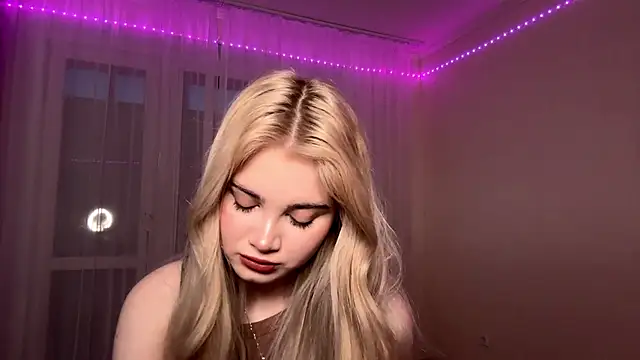 Snapshot of KarissaBoisse chatting on November 21, 12:04 pm KarissaBoisse online show from November 21, 12:04 pm