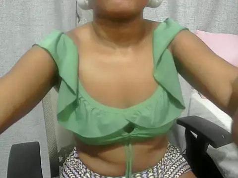 Snapshot of Cherrydollx chatting on April 12, 8:47 pm Cherrydollx online show from April 12, 8:47 pm
