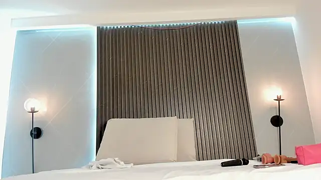 mia dollce online show from February 22, 11:20 am