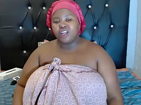 Snapshot of SexyBubblies96 chatting on November 28, 11:07 pm SexyBubblies96 online show from November 28, 11:07 pm