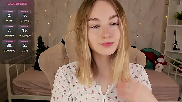 Snapshot of Shy_Polly chatting on December 15, 12:04 am Shy Polly online show from December 15, 12:04 am