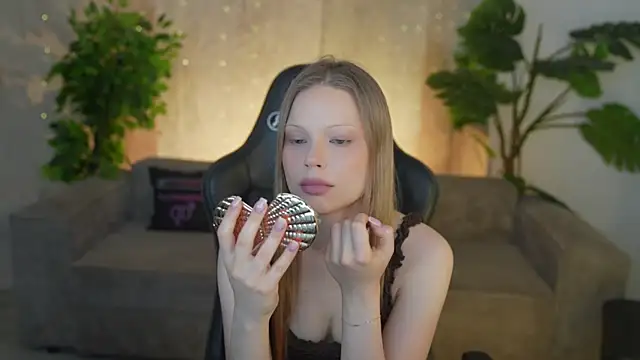 Charlotte Dreams online show from June 27, 10:31 am