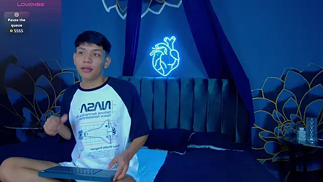 Snapshot of Liam_Sinclair chatting on December 1, 12:21 pm Liam Sinclair online show from December 1, 12:21 pm