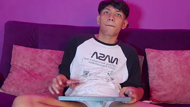 Snapshot of Liam_Sinclair chatting on January 15, 8:12 pm Liam Sinclair online show from January 15, 8:12 pm