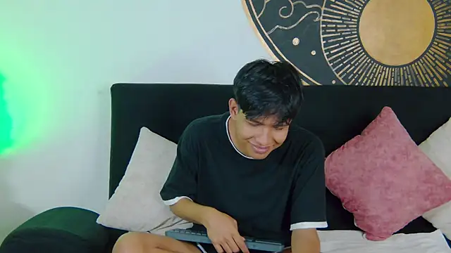 Snapshot of Liam_Sinclair chatting on February 20, 7:58 pm Liam Sinclair online show from February 20, 7:58 pm