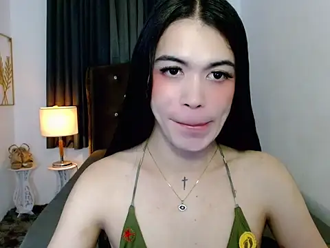 Snapshot of hollyyumiloove chatting on December 3, 3:10 pm hollyyumiloove online show from December 3, 3:10 pm