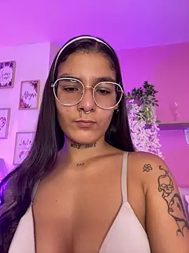 LauraRaider online show from June 7, 9:29 pm