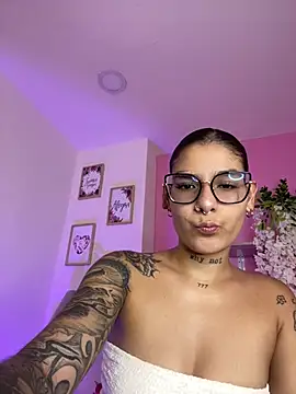 LauraRaider online show from July 11, 1:08 am