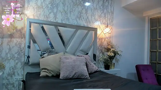 Snapshot of Mysterius_Woman chatting on December 5, 12:58 pm Mysterius Woman online show from December 5, 12:58 pm