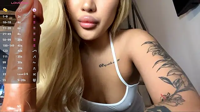 EIeniVanwart online show from February 4, 5:08 pm