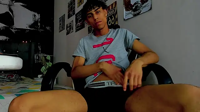 Snapshot of alejandroo_ chatting on December 18, 10:38 pm alejandroo online show from December 18, 10:38 pm