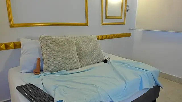 zully28  online show from December 20, 12:12 pm