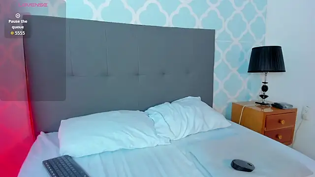 Snapshot of lindaa_natashaa_ chatting on December 20, 2:29 am lindaa natashaa online show from December 20, 2:29 am