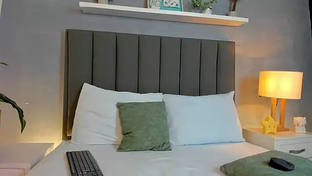 Snapshot of lindaa_natashaa_ chatting on December 21, 2:51 am lindaa natashaa online show from December 21, 2:51 am