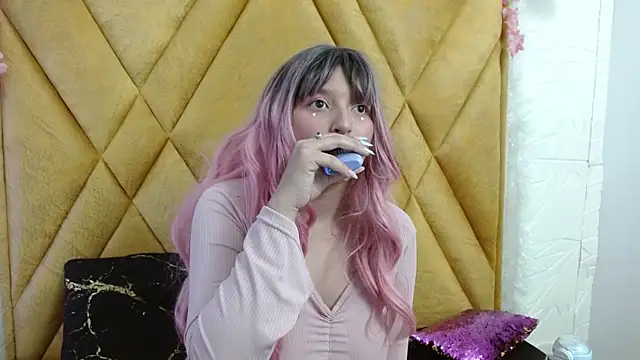 Snapshot of CandySwan chatting on December 18, 3:45 am CandySwan online show from December 18, 3:45 am