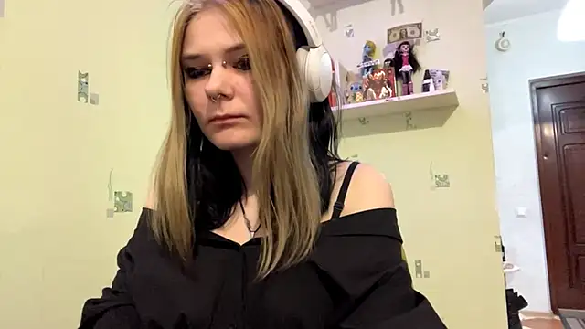 Snapshot of TraceeSchutt chatting on December 17, 8:15 pm TraceeSchutt online show from December 17, 8:15 pm