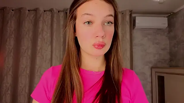 Snapshot of NeliaVandresar chatting on December 1, 4:06 am NeliaVandresar online show from December 1, 4:06 am