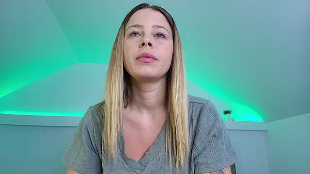 Snapshot of KateAllyaa chatting on December 14, 2:50 am KateAllyaa online show from December 14, 2:50 am