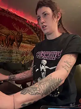 ashtrayhaterz online show from December 18, 2:39 am