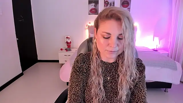 Snapshot of Violeta_Hotter chatting on November 26, 11:11 am Violeta Hotter online show from November 26, 11:11 am