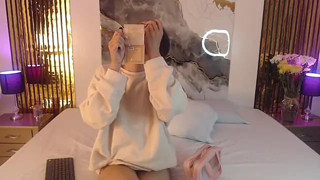 Snapshot of MiticaBrennet_ chatting on February 7, 3:54 am MiticaBrennet online show from February 7, 3:54 am