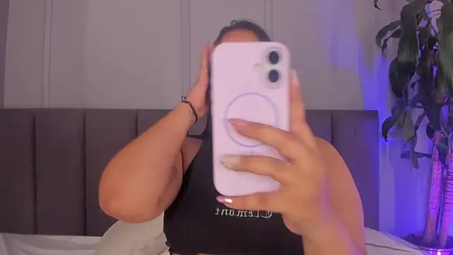 Snapshot of alejandrarojas_ chatting on June 17, 1:01 pm alejandrarojas online show from June 17, 1:01 pm