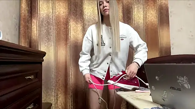 MichikoWienandt online show from December 4, 5:50 am