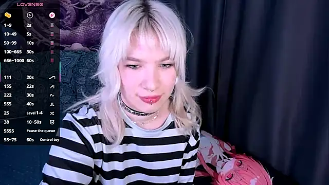 Snapshot of LolaDollyMur chatting on December 13, 8:04 pm LolaDollyMur online show from December 13, 8:04 pm