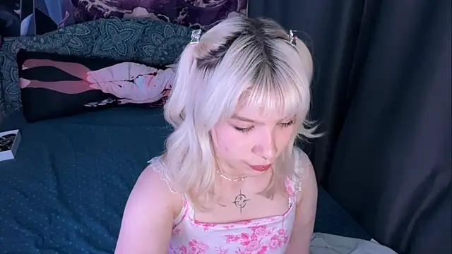 Snapshot of LolaDollyMur chatting on December 15, 7:07 pm LolaDollyMur online show from December 15, 7:07 pm